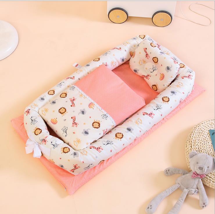 Baby travel crib with washable outer jacket - detail view