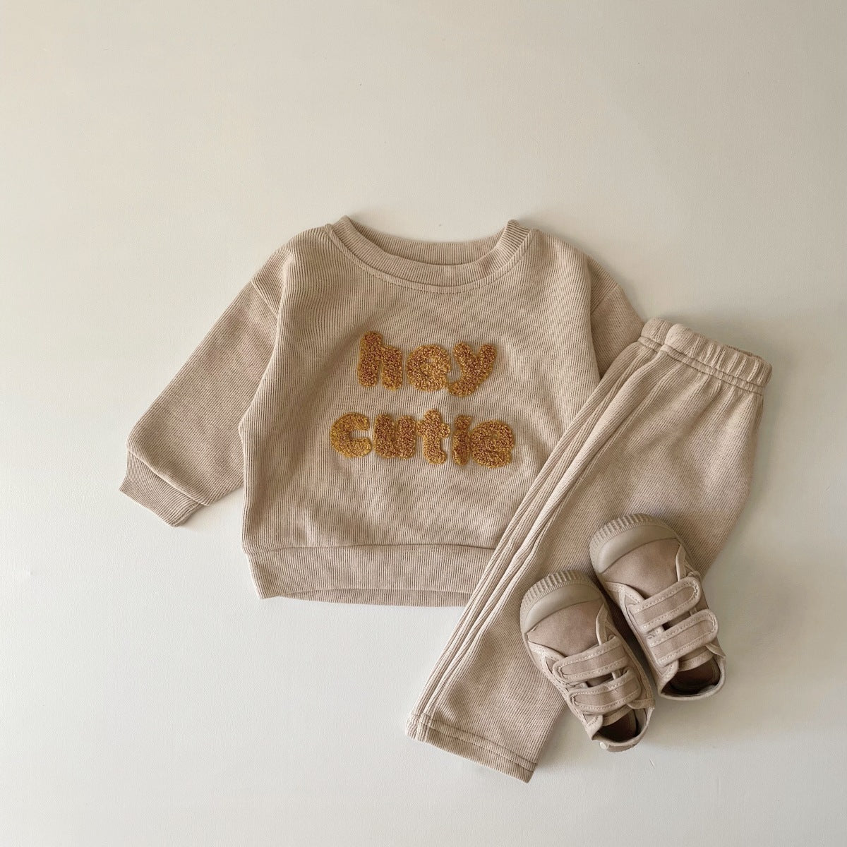 Unisex alphabet embroidered baby set in classic colors for everyday comfort